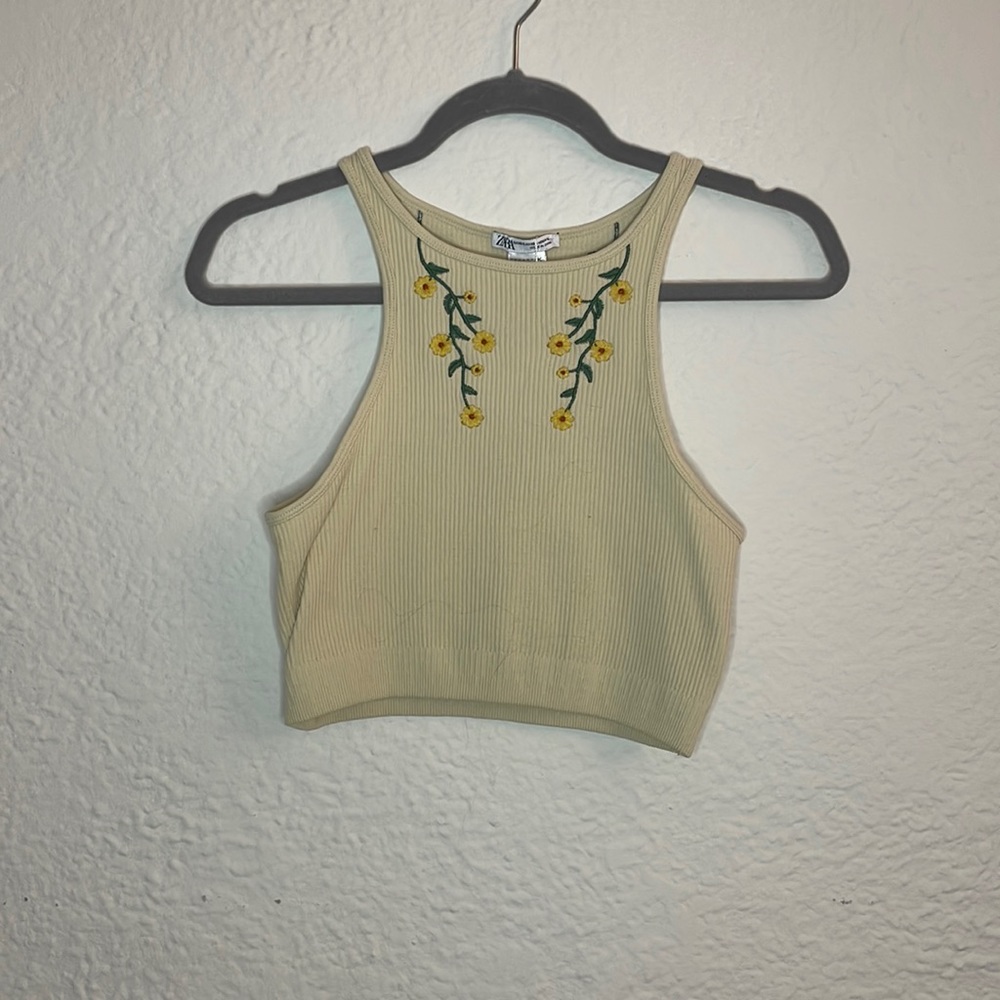 Light brown ribbed cropped tank top with flower details